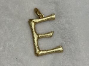 Dije para colla con inicial letra E