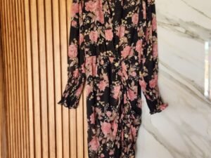 Vestido floral drapeado a media pierna - 1 solo uso