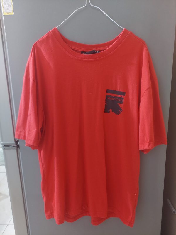 Camiseta roja con estampado - Imagen 2