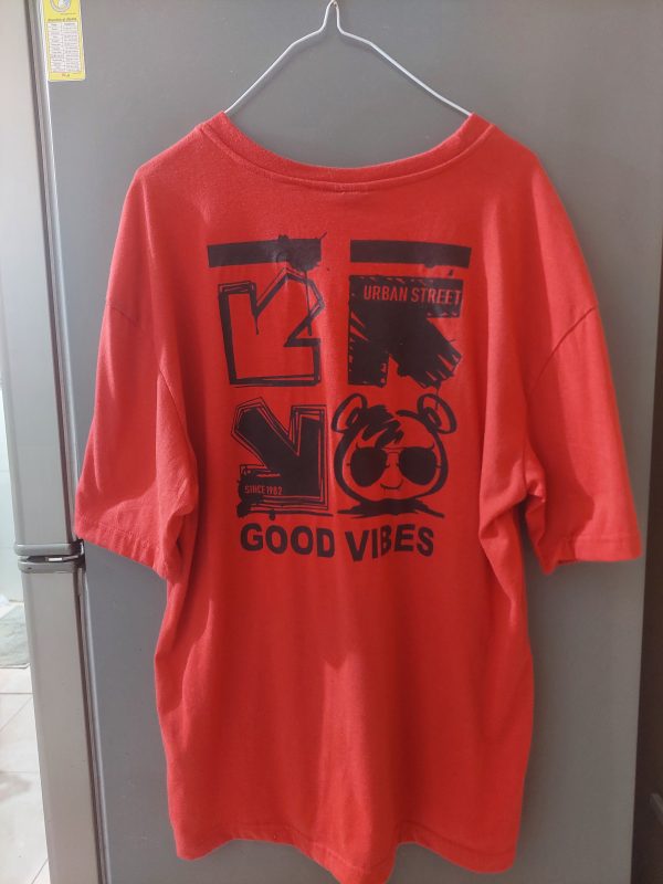 Camiseta roja con estampado