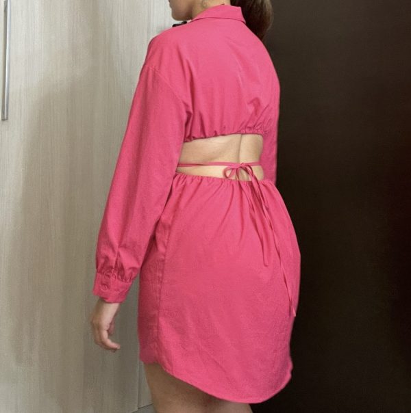 Vestido camisero con detalle de apertura en la espalda estira talla médium Precio $10.00 - Imagen 3