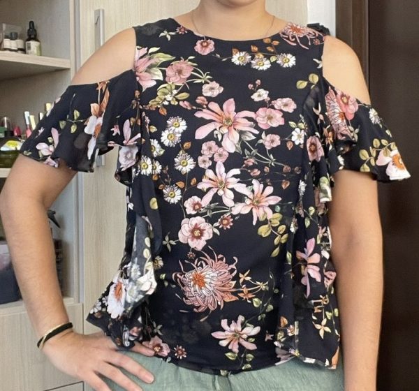 Blusa con estampado floral y vuelos marca H&M talla small - Imagen 2