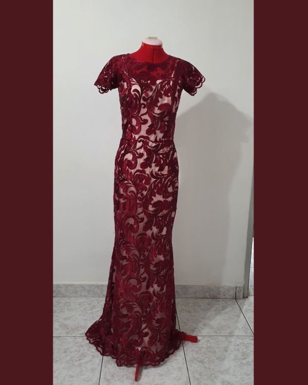 Precioso Vestido de encaje rojo vino