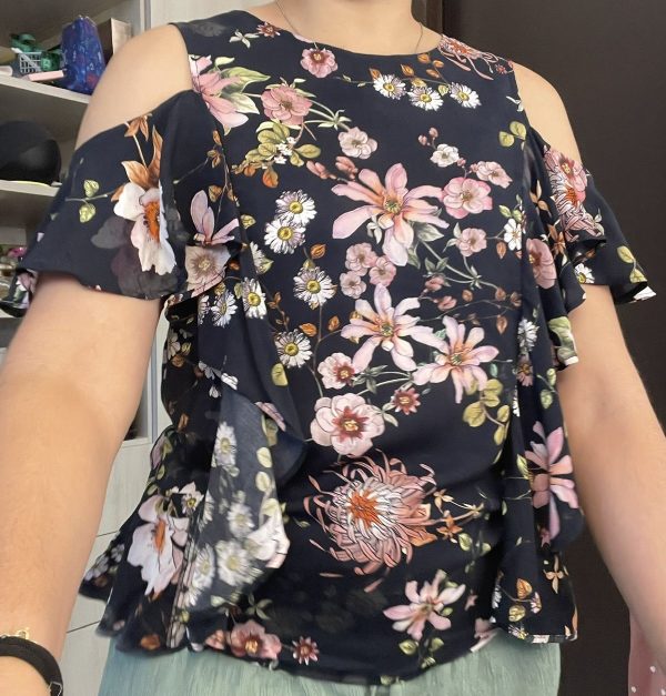 Blusa con estampado floral y vuelos marca H&M talla small - Imagen 3