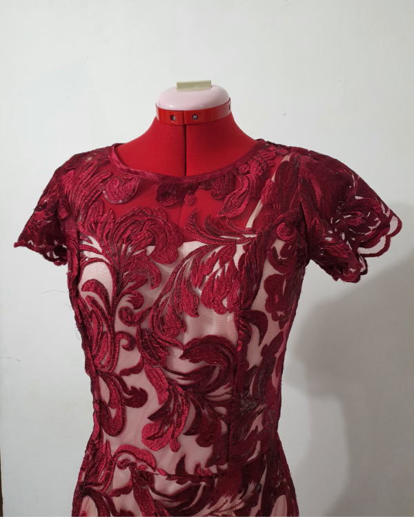 Precioso Vestido de encaje rojo vino - Imagen 2