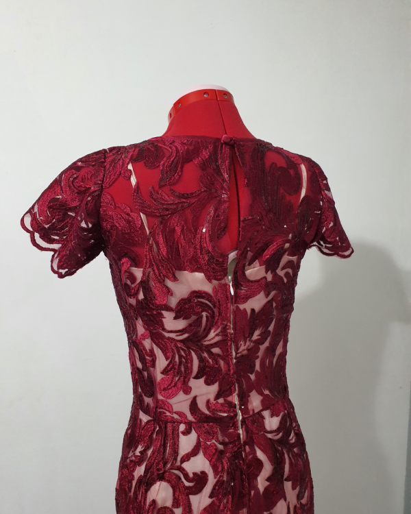 Precioso Vestido de encaje rojo vino - Imagen 4