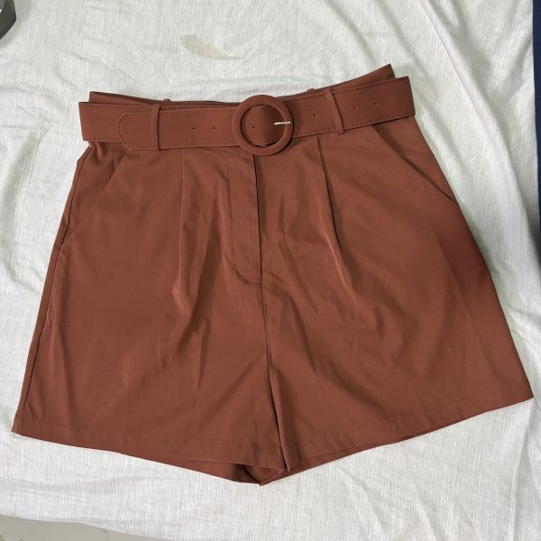 Pantalón Café corto con bolsillos