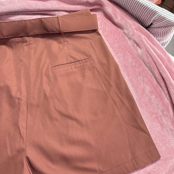 Pantalón Café corto con bolsillos - Imagen 3