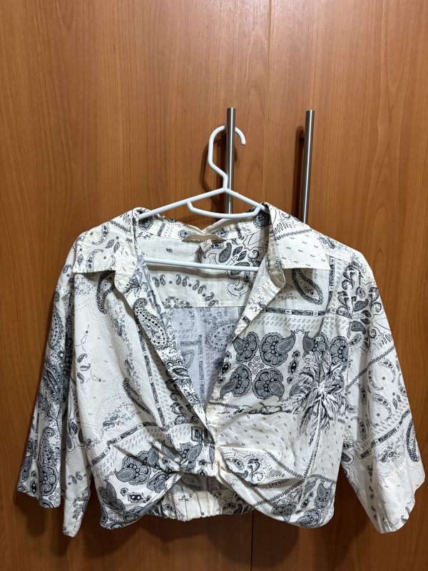 Blusa estilo cropped con diseño boho-retro