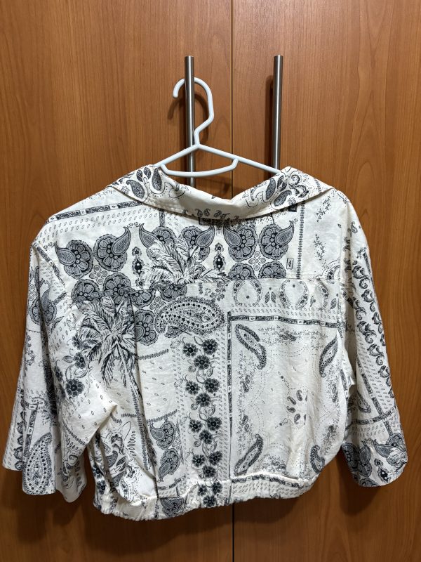 Blusa estilo cropped con diseño boho-retro - Imagen 3