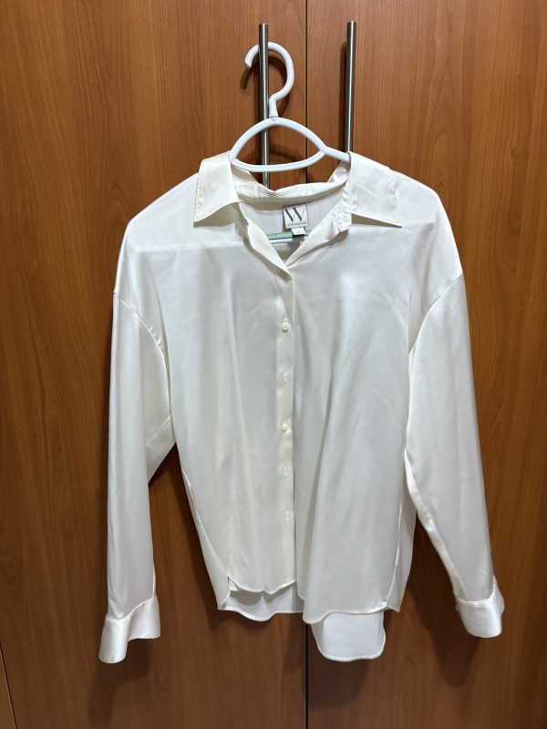 Camisa sanitada blanca elegante