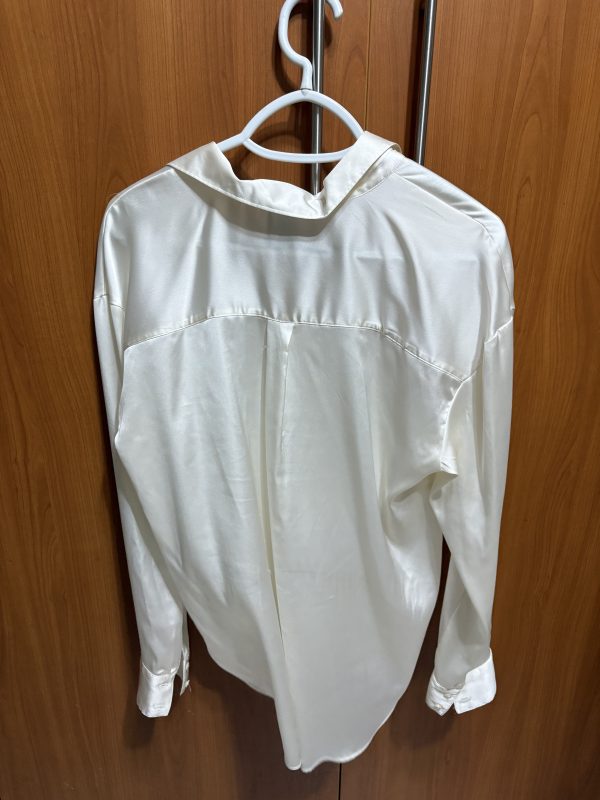 Camisa sanitada blanca elegante - Imagen 2