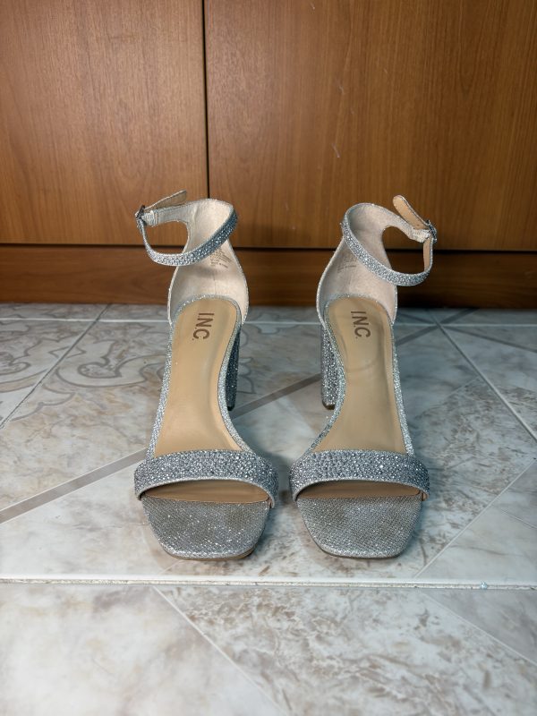 Tacones plateados