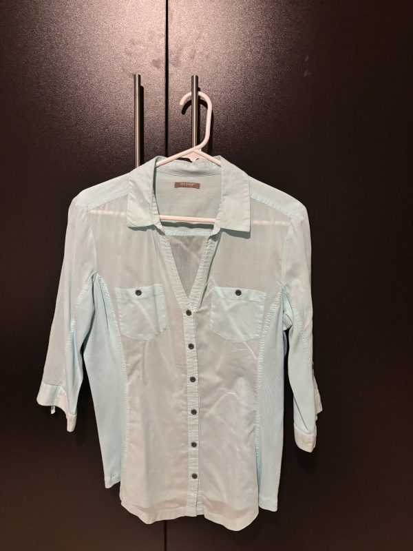 Camisa azul ajustada