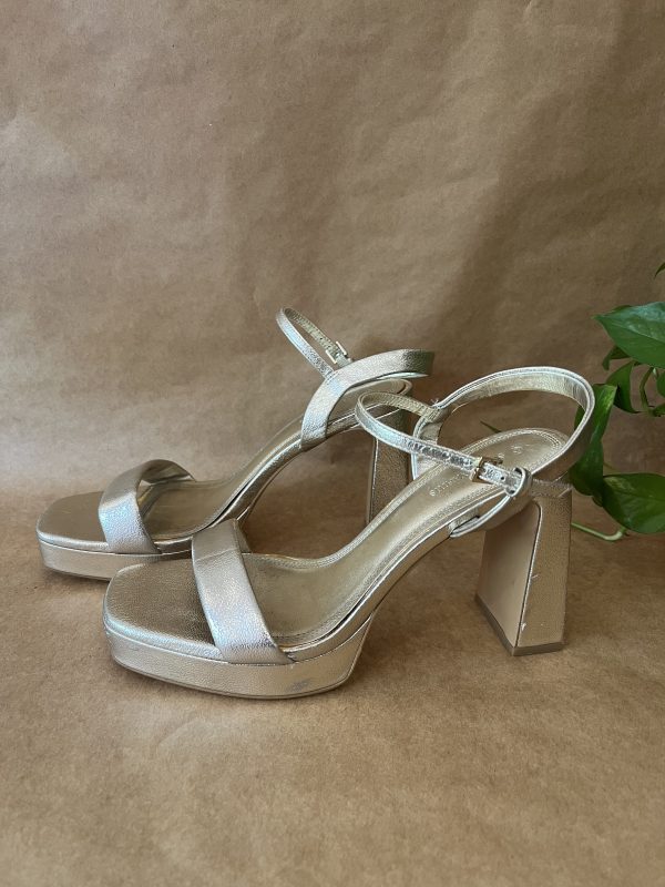 Sandalias doradas Stradivarius