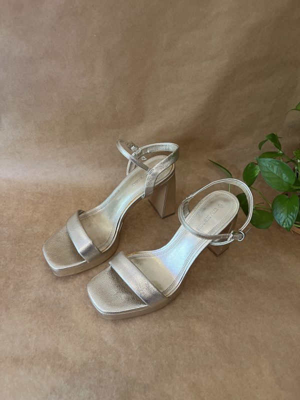Sandalias doradas Stradivarius - Imagen 3