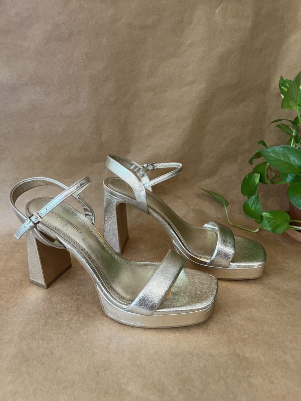 Sandalias doradas Stradivarius - Imagen 4