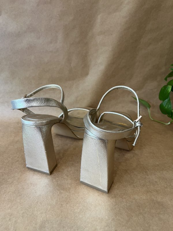 Sandalias doradas Stradivarius - Imagen 5