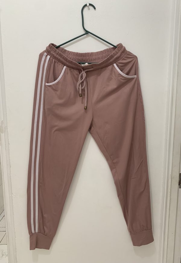 Jogger rosa vieja con franjas blancas al costado