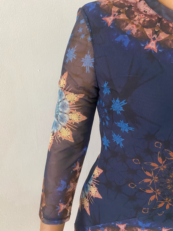 Vestido azul con flores rosadas - Imagen 4