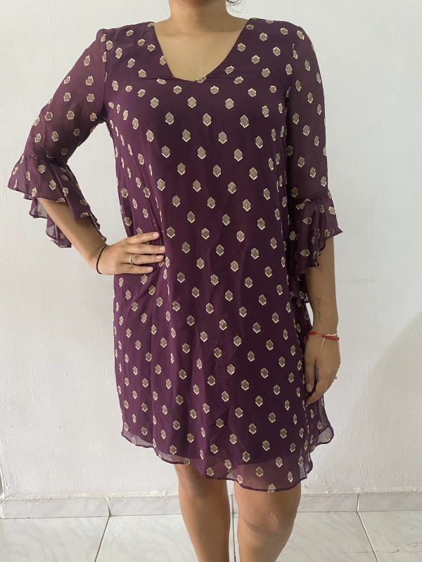 Vestido morado con detalles en crema
