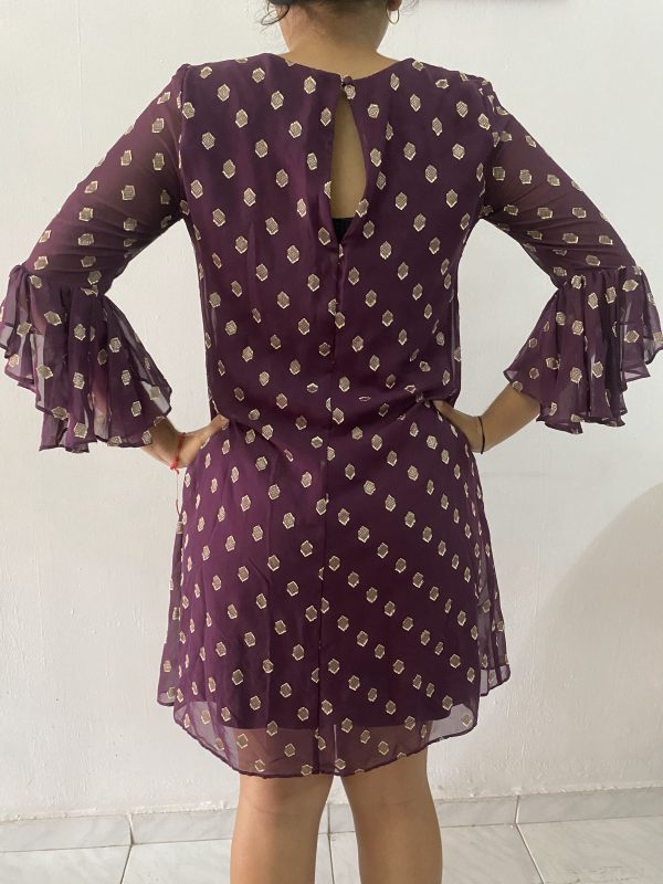 Vestido morado con detalles en crema - Imagen 3