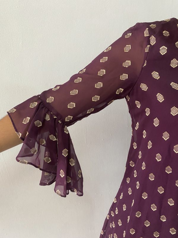 Vestido morado con detalles en crema - Imagen 4