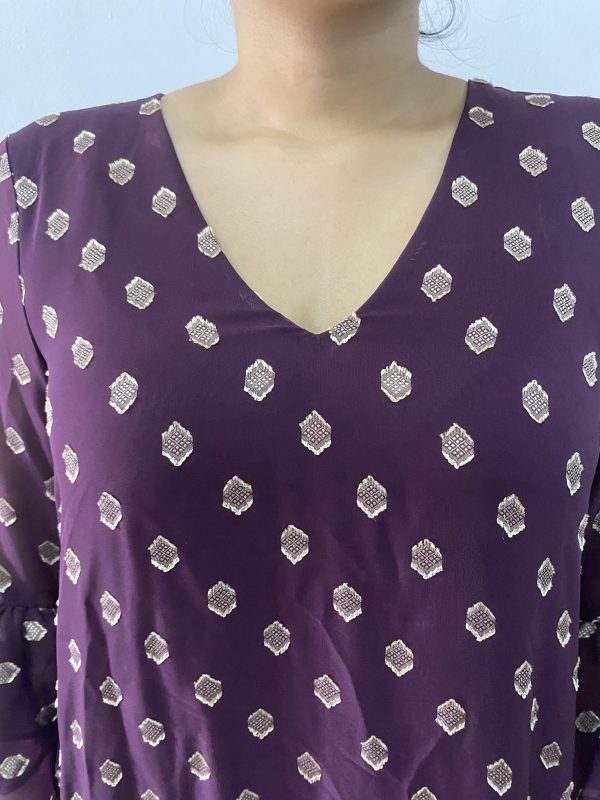 Vestido morado con detalles en crema - Imagen 6