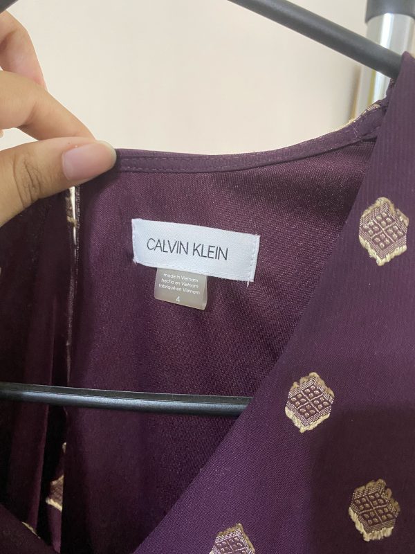 Vestido morado con detalles en crema - Imagen 7