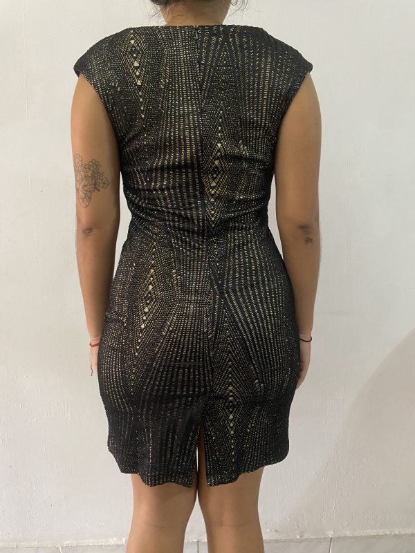 Vestido negro con brillos dorados - Imagen 2