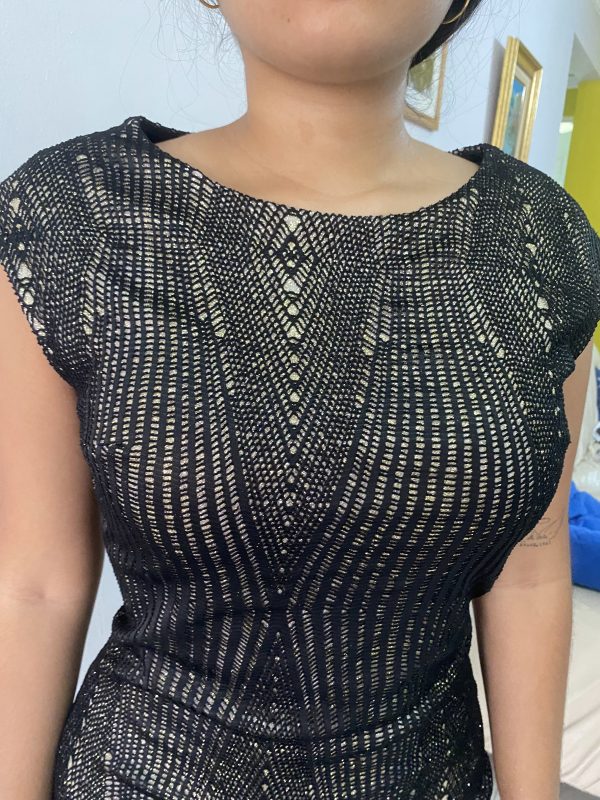 Vestido negro con brillos dorados - Imagen 3