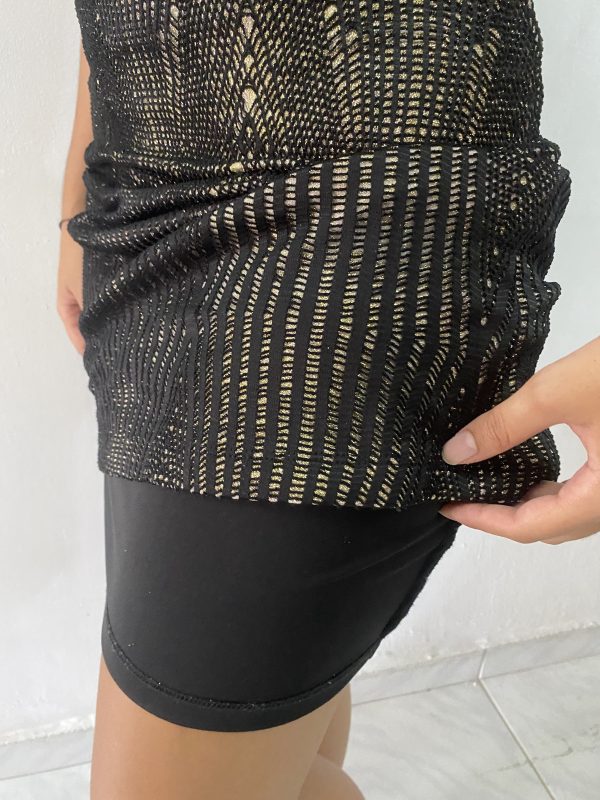 Vestido negro con brillos dorados - Imagen 4