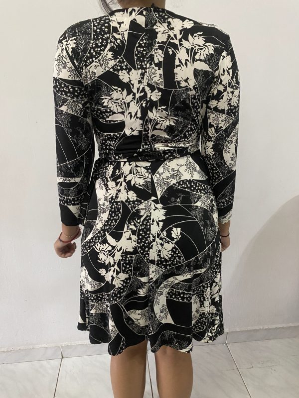 Vestido con estampado blanco y negro - Imagen 3