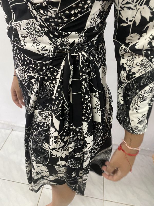 Vestido con estampado blanco y negro - Imagen 5