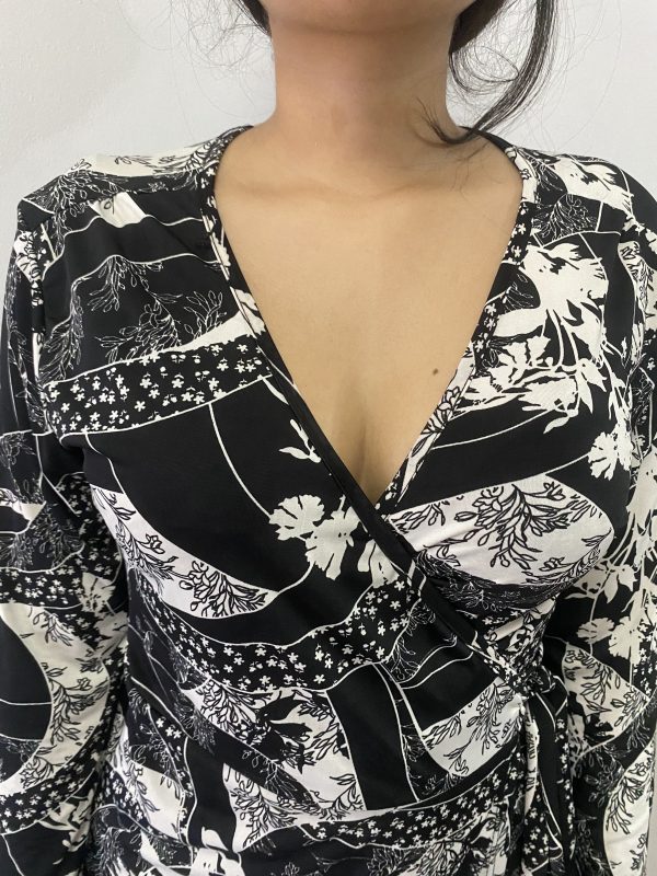Vestido con estampado blanco y negro - Imagen 4