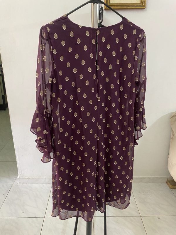 Vestido morado con detalles en crema - Imagen 9