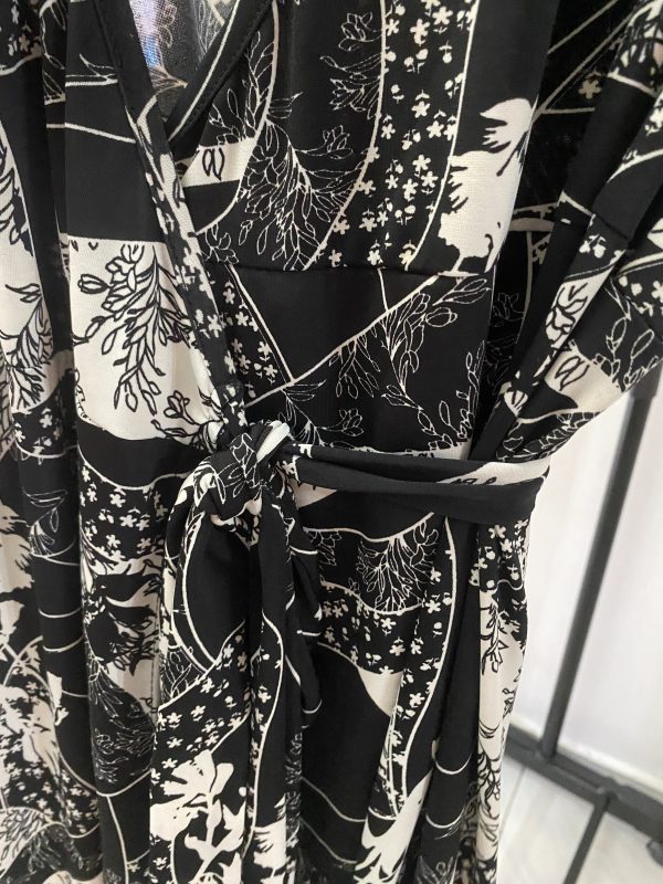 Vestido con estampado blanco y negro - Imagen 6