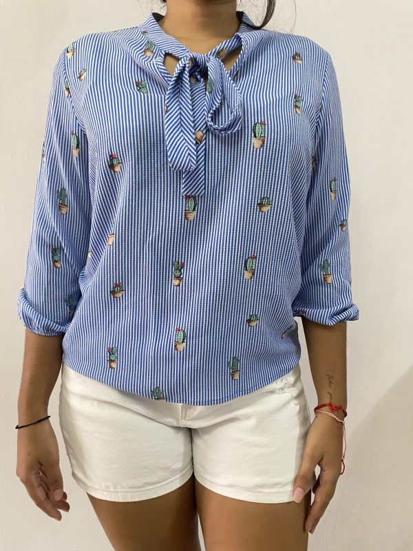Blusa celeste con detalles de cactus - Imagen 2