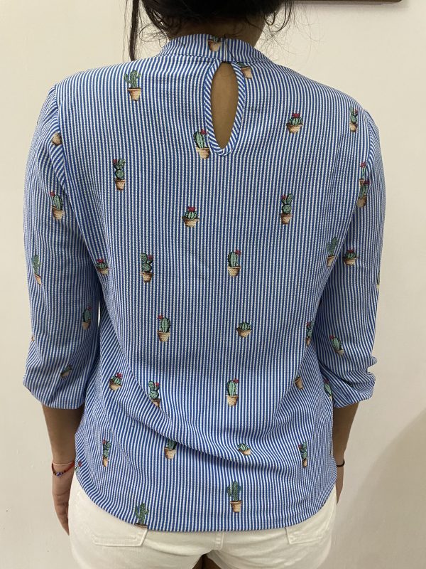 Blusa celeste con detalles de cactus - Imagen 4