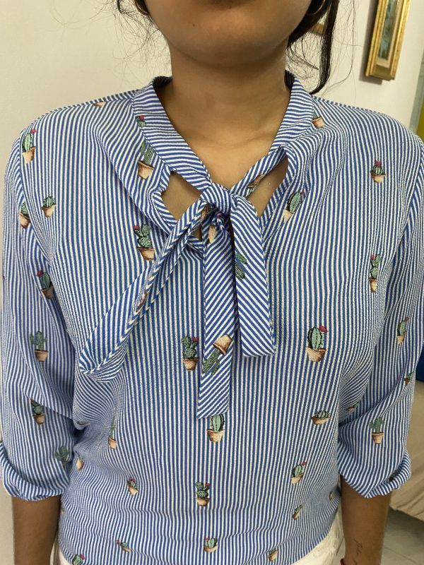 Blusa celeste con detalles de cactus - Imagen 3