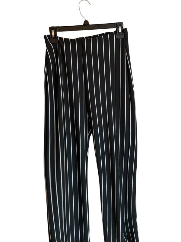 Pantalon negro de rayas blancas