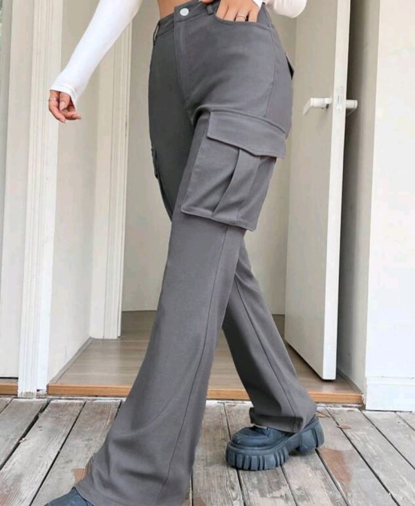 Pantalón gris cargo, con bolsillo a los lados - Imagen 2