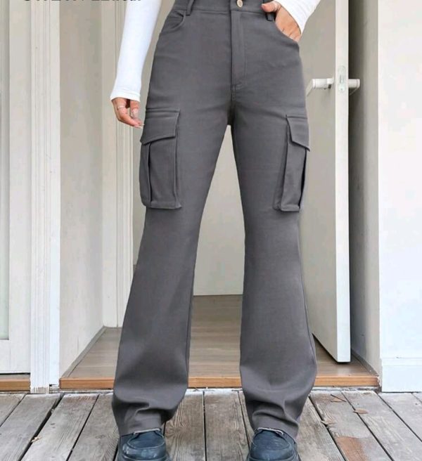 Pantalón gris cargo, con bolsillo a los lados