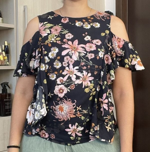 Blusa con estampado floral y vuelos marca H&M talla small