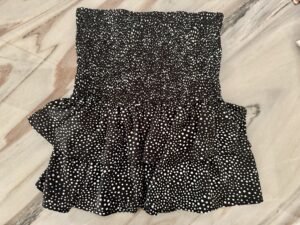 Falda corta negra con estampado de puntos blancos