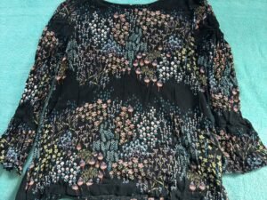 Camisa de flores en azul marino