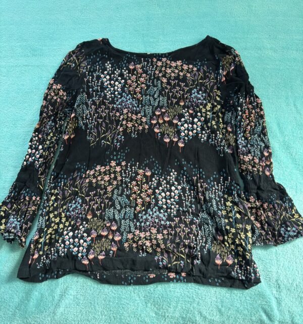 Camisa de flores en azul marino