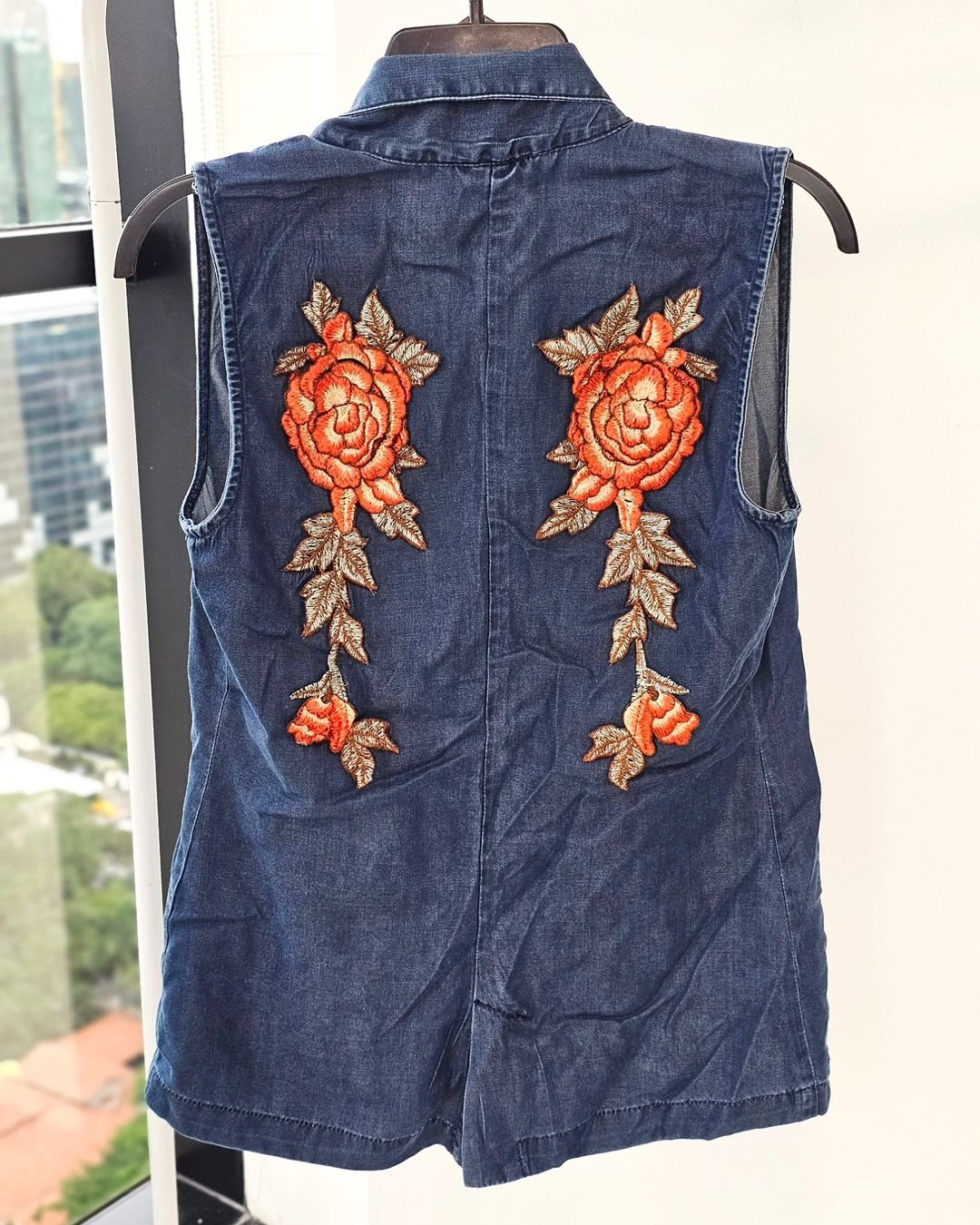 PARCHES DE FLORES COLOR NARANJA CHALECO TELA DENIM AZUL SUAVE, SIN MANGAS - Imagen 2