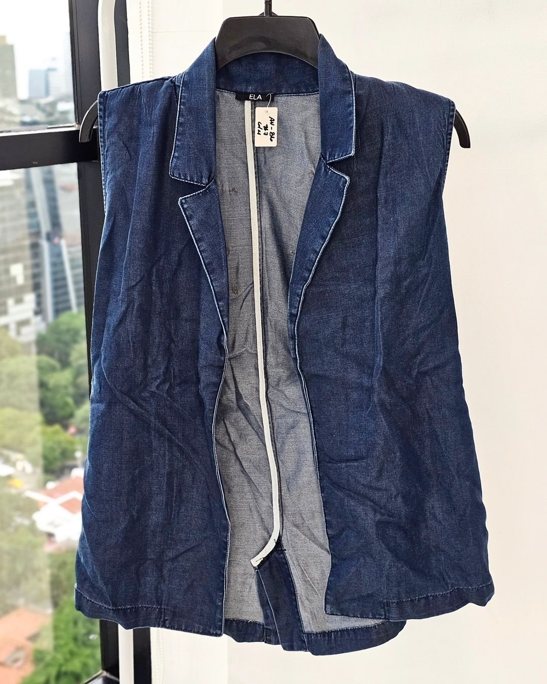 PARCHES DE FLORES COLOR NARANJA CHALECO TELA DENIM AZUL SUAVE, SIN MANGAS