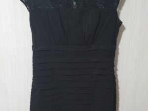 Traje básico de color negro, talla 10